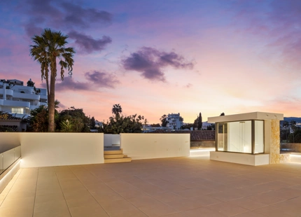 VILLA MEDITERRÁNEA CONTEMPORÁNEA CERCA DEL CLUB DE GOLF GUADALMINA Y LA PLAYA