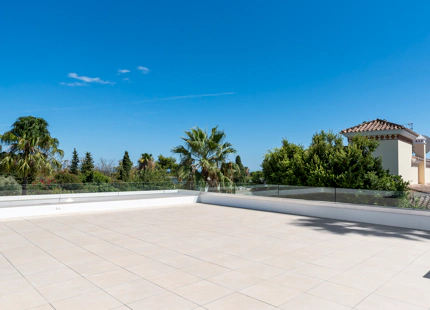VILLA MEDITERRÁNEA CONTEMPORÁNEA CERCA DEL CLUB DE GOLF GUADALMINA Y LA PLAYA