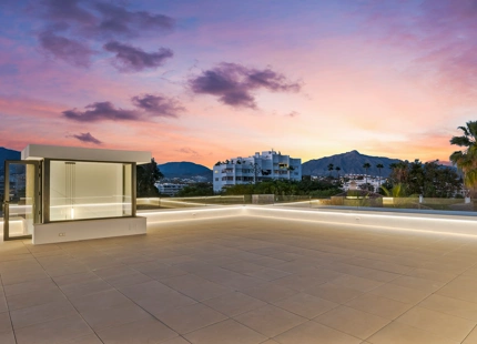 VILLA MEDITERRÁNEA CONTEMPORÁNEA CERCA DEL CLUB DE GOLF GUADALMINA Y LA PLAYA