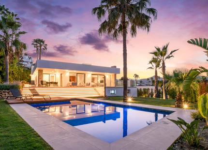 VILLA MEDITERRÁNEA CONTEMPORÁNEA CERCA DEL CLUB DE GOLF GUADALMINA Y LA PLAYA