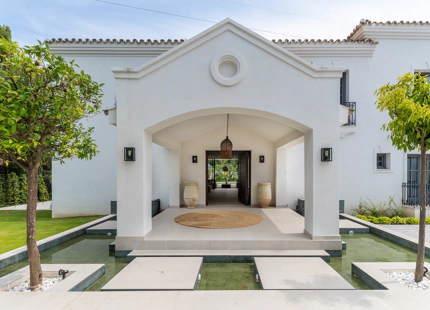 ELEGANT ANDALUSIAN VILLA WITH CONTEMPORARY INTERIORS NEAR ATALAYA GOLF
