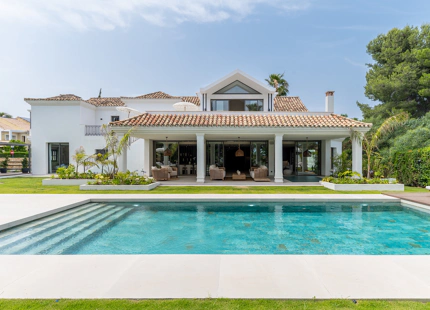 ELEGANT ANDALUSIAN VILLA WITH CONTEMPORARY INTERIORS NEAR ATALAYA GOLF