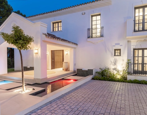 Villa for sale in Atalaya Golf, Estepona East