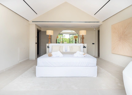 ELEGANT ANDALUSIAN VILLA WITH CONTEMPORARY INTERIORS NEAR ATALAYA GOLF