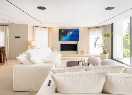 ELEGANT ANDALUSIAN VILLA WITH CONTEMPORARY INTERIORS NEAR ATALAYA GOLF