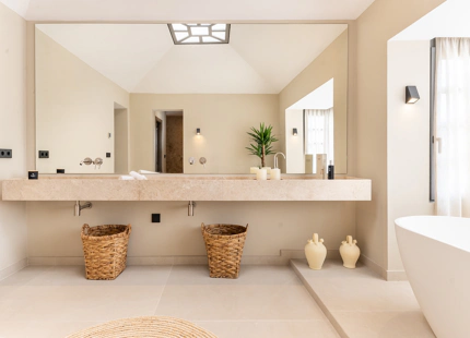 ELEGANT ANDALUSIAN VILLA WITH CONTEMPORARY INTERIORS NEAR ATALAYA GOLF
