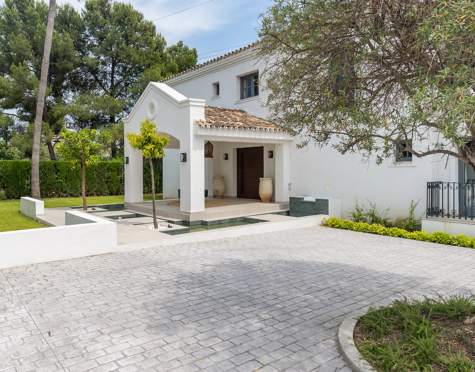 Villa for sale in Atalaya Golf, Estepona East