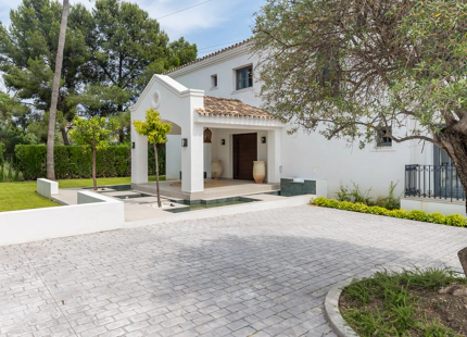ELEGANT ANDALUSIAN VILLA WITH CONTEMPORARY INTERIORS NEAR ATALAYA GOLF