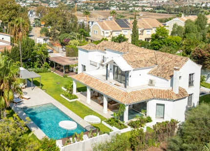 ELEGANT ANDALUSIAN VILLA WITH CONTEMPORARY INTERIORS NEAR ATALAYA GOLF
