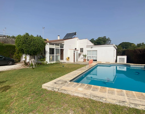 BEACHSIDE VILLA WITH RENOVATION POTENTIAL FOR SALE IN ESTEPONA
