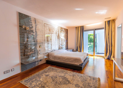 ELEGANTE VILLA PAREADA CON PISCINA PRIVADA Y VISTAS AL MAR EN UNA COMUNIDAD EXCLUSIVA