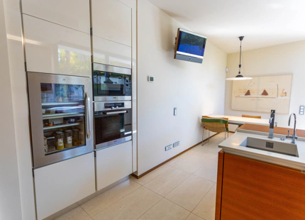 ELEGANTE VILLA PAREADA CON PISCINA PRIVADA Y VISTAS AL MAR EN UNA COMUNIDAD EXCLUSIVA