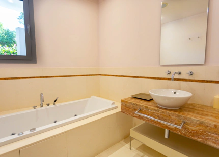ELEGANTE VILLA PAREADA CON PISCINA PRIVADA Y VISTAS AL MAR EN UNA COMUNIDAD EXCLUSIVA