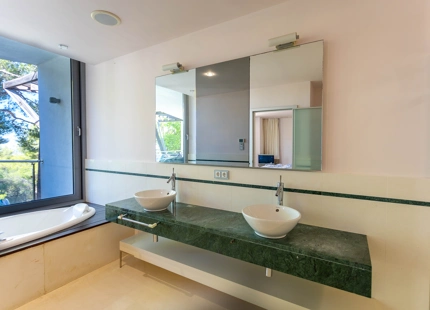 ELEGANTE VILLA PAREADA CON PISCINA PRIVADA Y VISTAS AL MAR EN UNA COMUNIDAD EXCLUSIVA