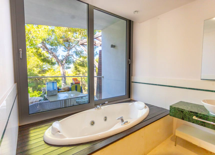 ELEGANTE VILLA PAREADA CON PISCINA PRIVADA Y VISTAS AL MAR EN UNA COMUNIDAD EXCLUSIVA