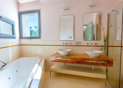 ELEGANTE VILLA PAREADA CON PISCINA PRIVADA Y VISTAS AL MAR EN UNA COMUNIDAD EXCLUSIVA