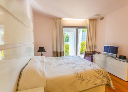ELEGANTE VILLA PAREADA CON PISCINA PRIVADA Y VISTAS AL MAR EN UNA COMUNIDAD EXCLUSIVA