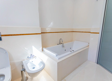 ELEGANTE VILLA PAREADA CON PISCINA PRIVADA Y VISTAS AL MAR EN UNA COMUNIDAD EXCLUSIVA