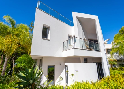 ELEGANTE VILLA PAREADA CON PISCINA PRIVADA Y VISTAS AL MAR EN UNA COMUNIDAD EXCLUSIVA