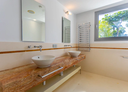 ELEGANTE VILLA PAREADA CON PISCINA PRIVADA Y VISTAS AL MAR EN UNA COMUNIDAD EXCLUSIVA