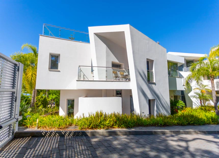 ELEGANTE VILLA PAREADA CON PISCINA PRIVADA Y VISTAS AL MAR EN UNA COMUNIDAD EXCLUSIVA