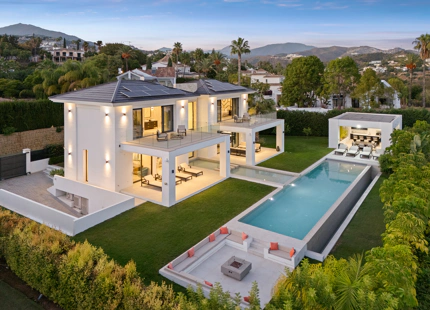 CONTEMPORARY VILLA IN LA QUINTA WITH ELEGANT INDOOR–OUTDOOR LIVING