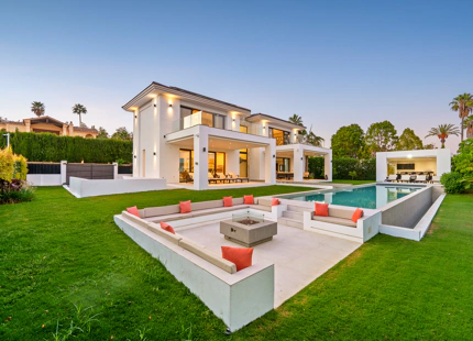 CONTEMPORARY VILLA IN LA QUINTA WITH ELEGANT INDOOR–OUTDOOR LIVING