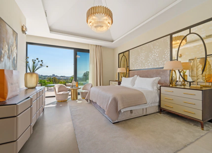 CONTEMPORARY VILLA IN LA QUINTA WITH ELEGANT INDOOR–OUTDOOR LIVING