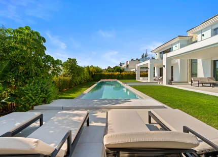 CONTEMPORARY VILLA IN LA QUINTA WITH ELEGANT INDOOR–OUTDOOR LIVING