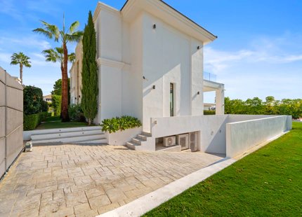 CONTEMPORARY VILLA IN LA QUINTA WITH ELEGANT INDOOR–OUTDOOR LIVING