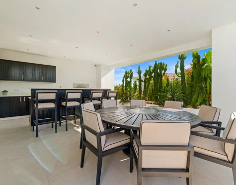 Villa for sale in La Quinta, Benahavis