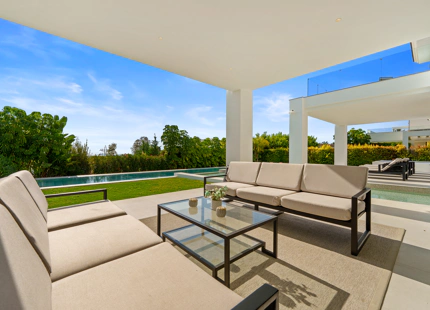 CONTEMPORARY VILLA IN LA QUINTA WITH ELEGANT INDOOR–OUTDOOR LIVING
