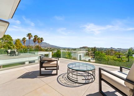 CONTEMPORARY VILLA IN LA QUINTA WITH ELEGANT INDOOR–OUTDOOR LIVING