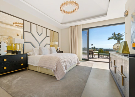 CONTEMPORARY VILLA IN LA QUINTA WITH ELEGANT INDOOR–OUTDOOR LIVING