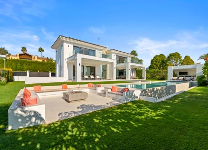 CONTEMPORARY VILLA IN LA QUINTA WITH ELEGANT INDOOR–OUTDOOR LIVING