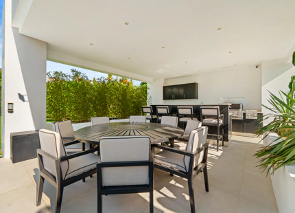 CONTEMPORARY VILLA IN LA QUINTA WITH ELEGANT INDOOR–OUTDOOR LIVING