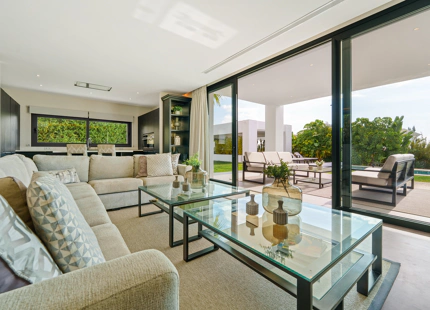 CONTEMPORARY VILLA IN LA QUINTA WITH ELEGANT INDOOR–OUTDOOR LIVING