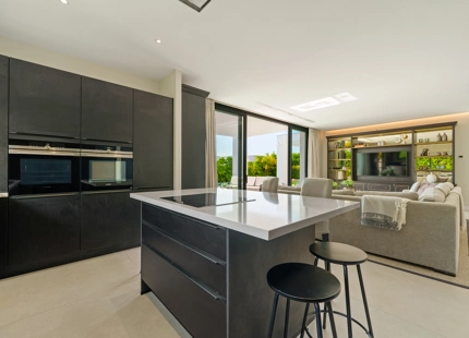 CONTEMPORARY VILLA IN LA QUINTA WITH ELEGANT INDOOR–OUTDOOR LIVING
