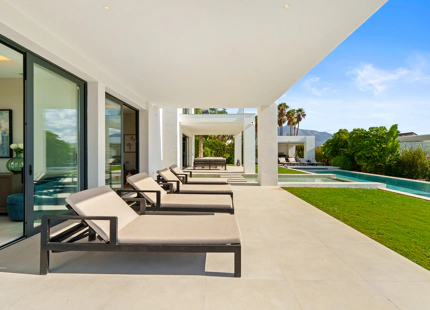 CONTEMPORARY VILLA IN LA QUINTA WITH ELEGANT INDOOR–OUTDOOR LIVING