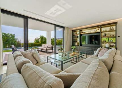 CONTEMPORARY VILLA IN LA QUINTA WITH ELEGANT INDOOR–OUTDOOR LIVING