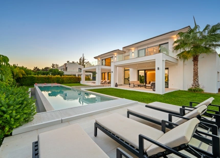 CONTEMPORARY VILLA IN LA QUINTA WITH ELEGANT INDOOR–OUTDOOR LIVING