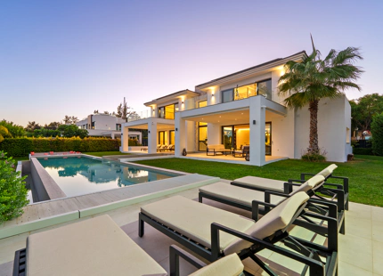 CONTEMPORARY VILLA IN LA QUINTA WITH ELEGANT INDOOR–OUTDOOR LIVING