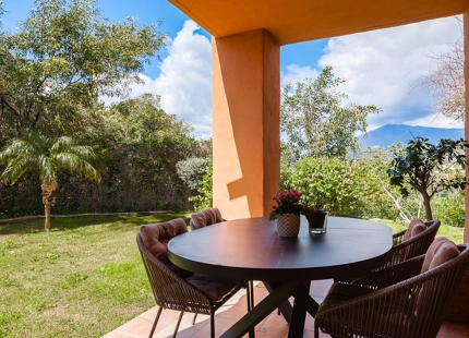 ELEGANT FULLY RENOVATED GARDEN RESIDENCE IN A SECURE BENAHAVÍS COMMUNITY
