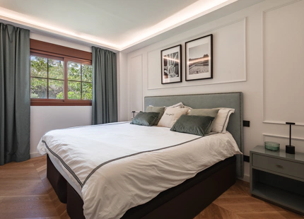ELEGANT FULLY RENOVATED GARDEN RESIDENCE IN A SECURE BENAHAVÍS COMMUNITY