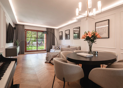 ELEGANT FULLY RENOVATED GARDEN RESIDENCE IN A SECURE BENAHAVÍS COMMUNITY