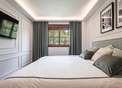 ELEGANT FULLY RENOVATED GARDEN RESIDENCE IN A SECURE BENAHAVÍS COMMUNITY
