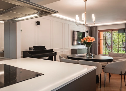 ELEGANT FULLY RENOVATED GARDEN RESIDENCE IN A SECURE BENAHAVÍS COMMUNITY