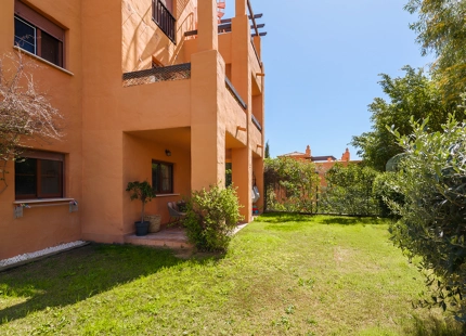 ELEGANT FULLY RENOVATED GARDEN RESIDENCE IN A SECURE BENAHAVÍS COMMUNITY
