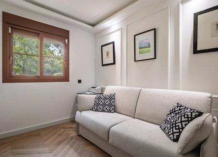 ELEGANT FULLY RENOVATED GARDEN RESIDENCE IN A SECURE BENAHAVÍS COMMUNITY