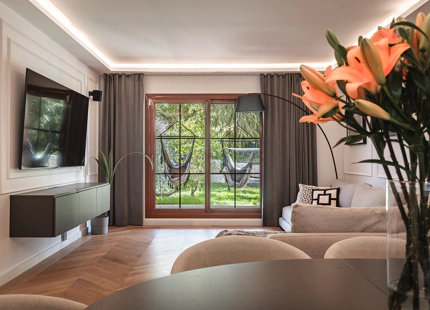 ELEGANT FULLY RENOVATED GARDEN RESIDENCE IN A SECURE BENAHAVÍS COMMUNITY